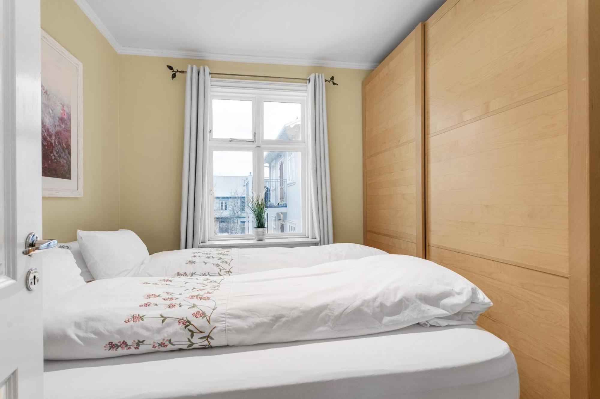 Live As Locals Apartments Reykjavik Bagian luar foto
